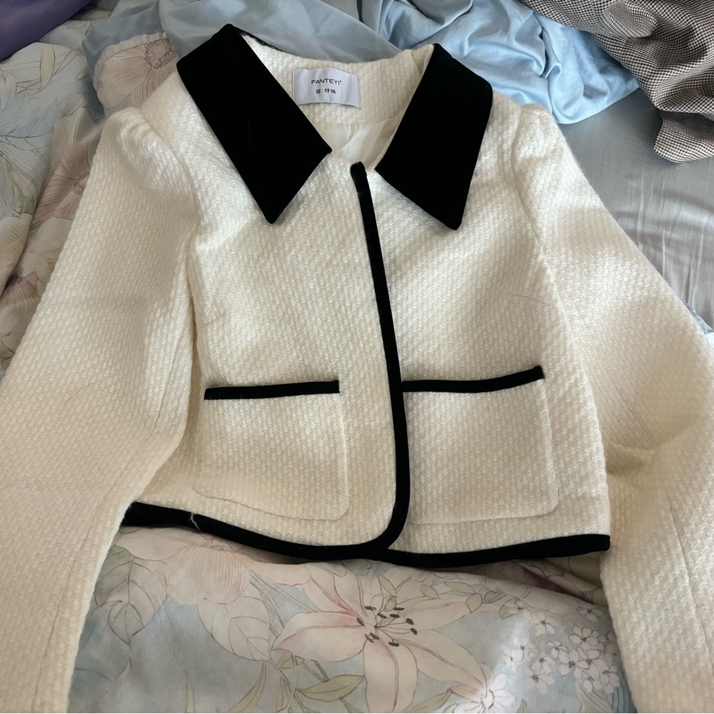 Sophisticated Ivory Textured Jacket - Classic with a Modern Twist